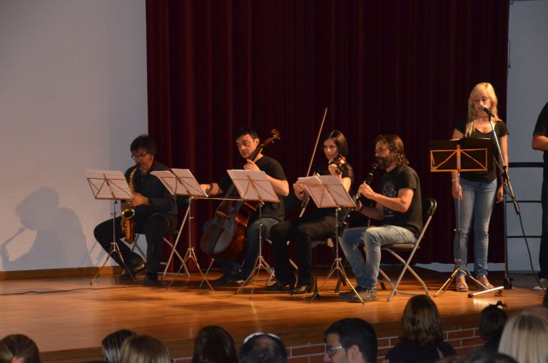 Petits i grans gaudeixen de la 3a Cantata solidària dels professors de l’Escola Municipal de Música