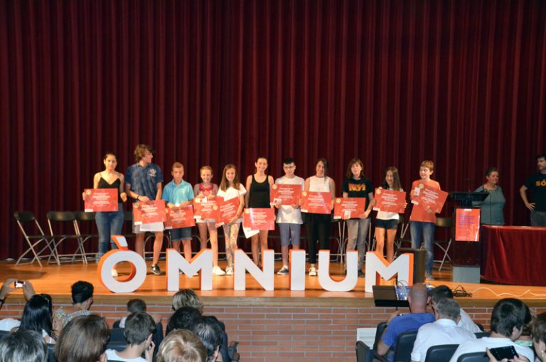 Òmnium reconeix els escolars locals participants al Premi Sambori de narrativa en català