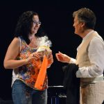 La regidora Míriam Riera fa un obsequi a Pep Bou en nom de l'Ajuntament de Martorell