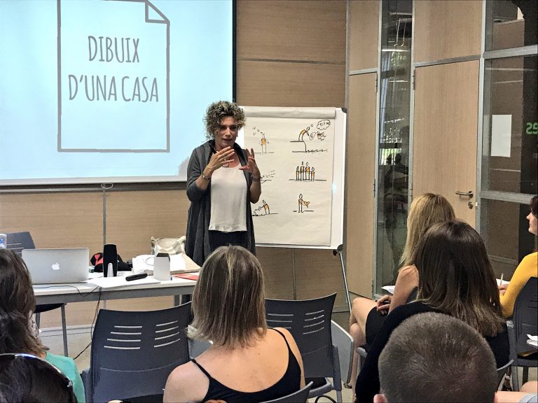 Una vintena de pares i mares participen al taller per estimular la creativitat dels fills