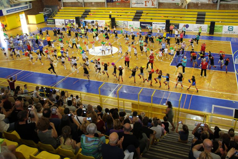 NewDance i Activitat Gent Gran acomiaden temporada posant a ballar tot el Pavelló Esportiu