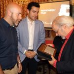 Sergi Corral lliura un obsequi al conferenciant Jaume Tribó