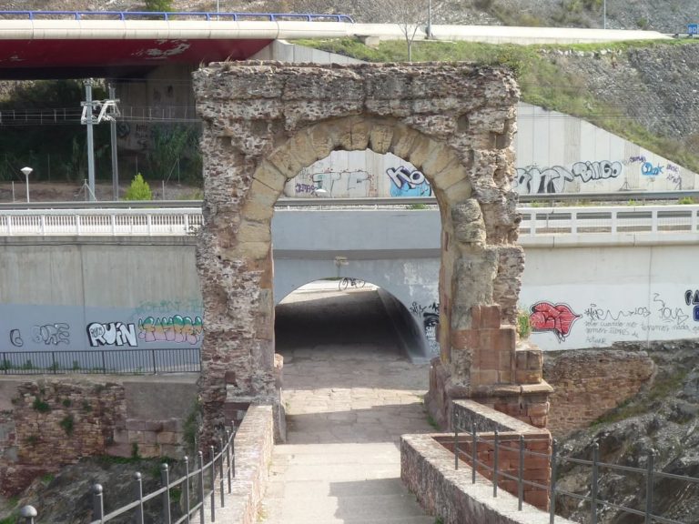 La Diputació de Barcelona lliura el projecte per restaurar l’arc romà del pont del Diable