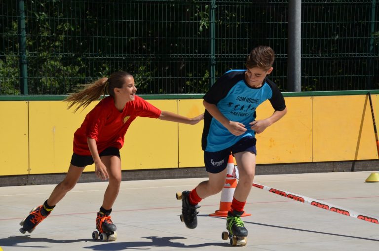 La pista de l’Escola Els Convents acull la 3a Festa del Patí amb una setantena de participants