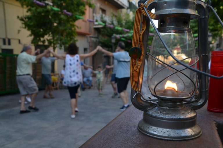 Tradició i reivindicació van de bracet en l’arribada de la Flama del Canigó la nit de Sant Joan