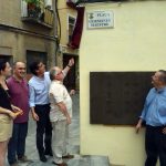 Joaquim Maestre destapa la rajola indicadora de la plaça