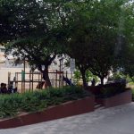 Parc infantil en dos nivells a la part inferior de la plaça, entre els carrers de Revall -esquerra- i camí del Riu -dreta-