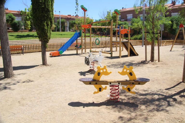 Inaugurada la renovada plaça de Santa Maria al barri de Can Cases