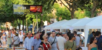 Descomptes, gastronomia i música en viu, fórmula d’èxit de la Nit de Rebaixes Nit de Rebaixes
