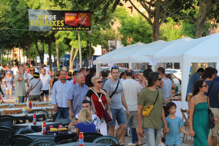 Descomptes, gastronomia i música en viu, fórmula d’èxit de la Nit de Rebaixes