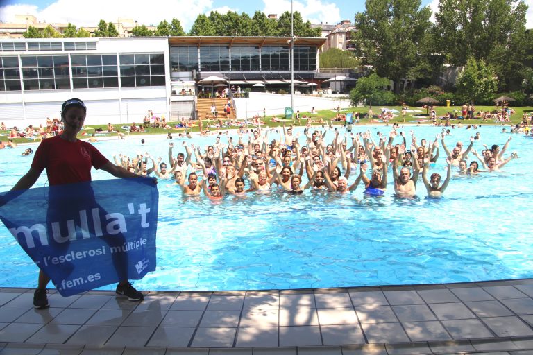 Els banyistes fan un gest solidari amb l’esclerosi múltiple a les piscines de Martorell