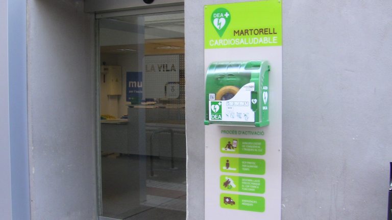 S’instal·len 10 desfibril·ladors davant diversos equipaments municipals per al seu ús a la via pública