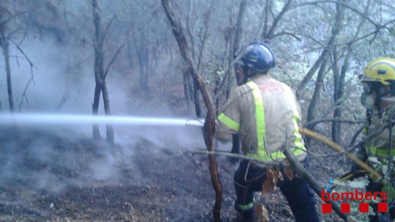 Els Bombers de la Generalitat continuen treballant en l’incendi de la zona del Congost per rematar les tasques d’extinció