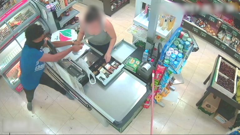 Detingudes tres persones per robar en un supermercat amb la complicitat de la caixera