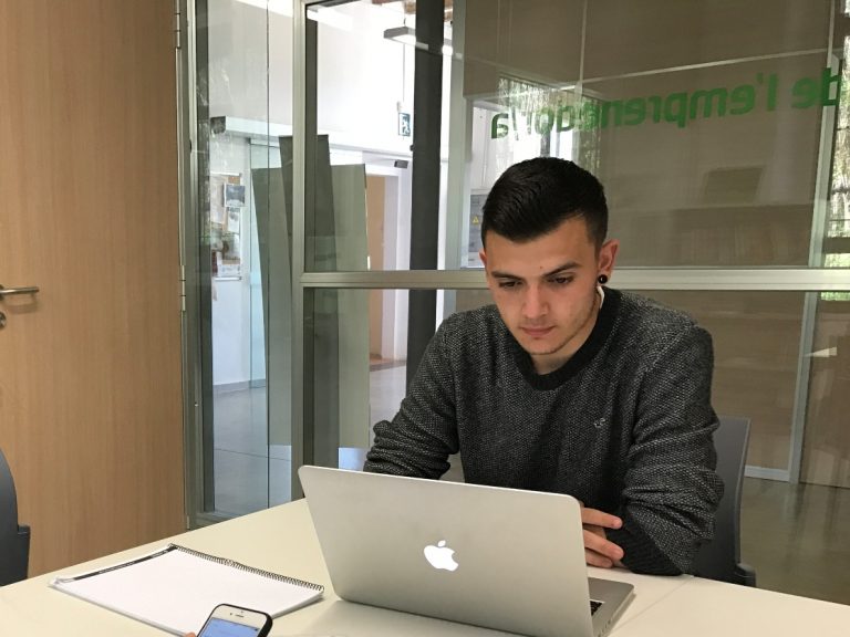 El martorellenc Adrián Arrebola viu l’experiència de ser un dels 20 finalistes del programa Atípics d’emprenedoria juvenil