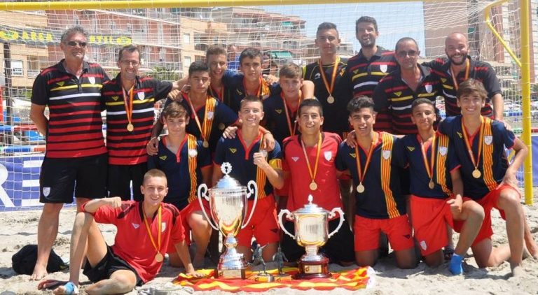 Adrià Torres es proclama campió d’Espanya de futbol platja amb la selecció catalana sub16