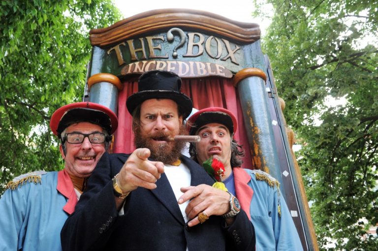 La Companyia La Tal oferirà dimarts al vespre el toc de teatre clown de carrer amb ‘The incredible box’