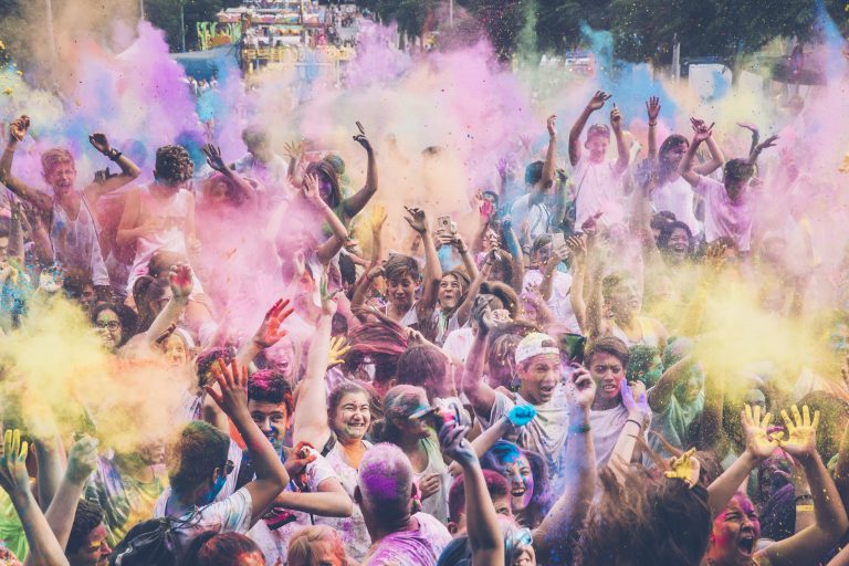 Esclat de colors al Holi Festival, aquest dimecres a la plaça de les Cultures