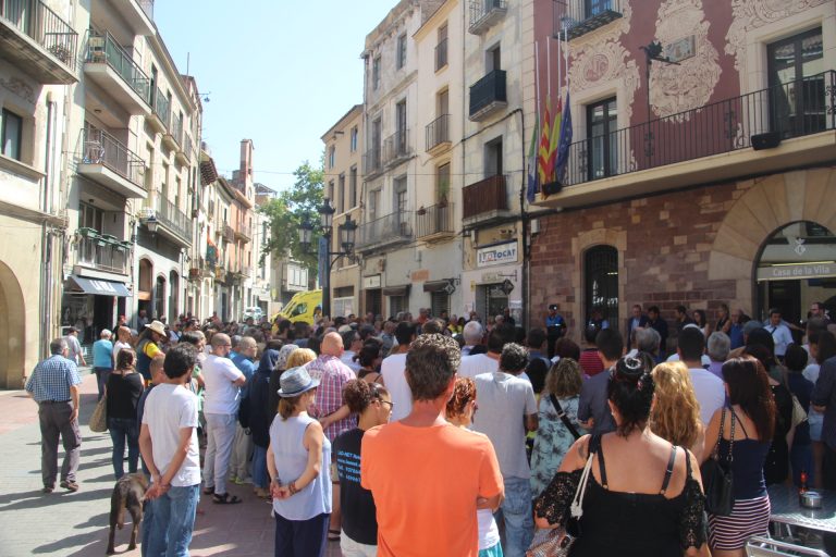Més de 200 persones guarden un minut de silenci en record a les víctimes de l’atemptat de Barcelona