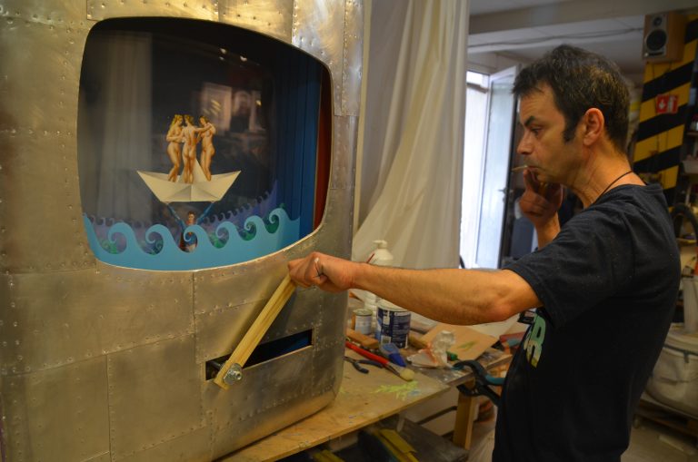 L’artista Mario Soria exposa una escultura mòbil en una col·lectiva a la galeria N2 de Barcelona