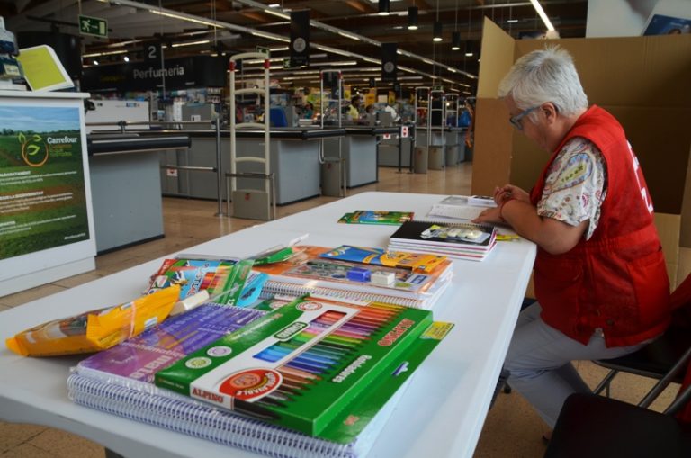 Creu Roja recull material escolar per abastir famílies necessitades de l’entorn