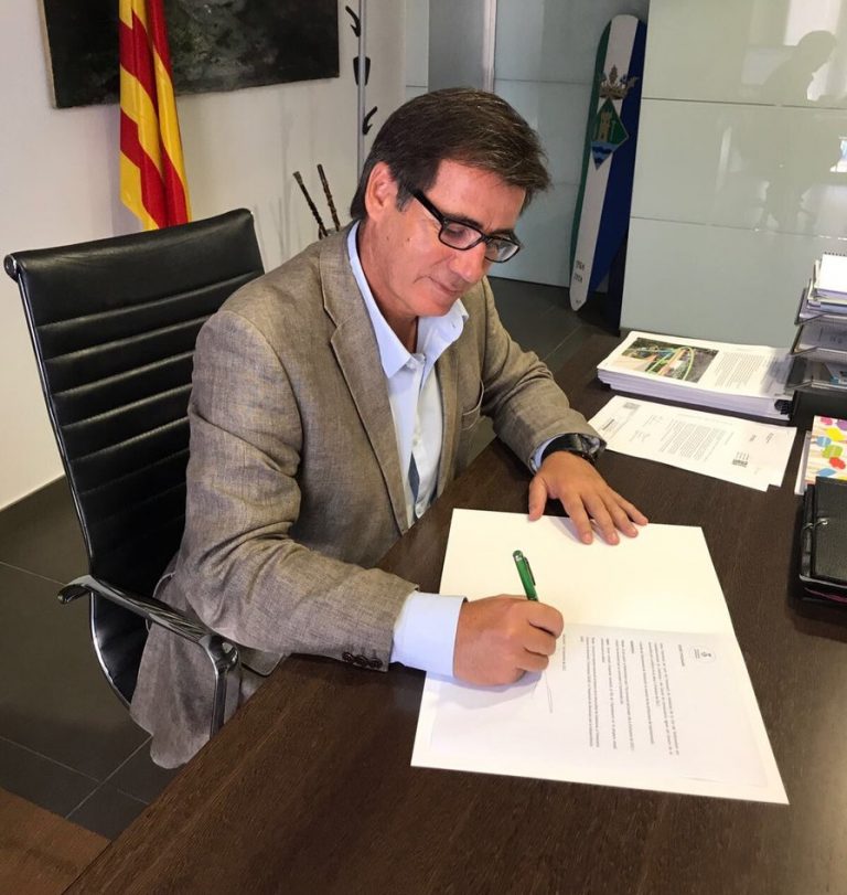 L’alcalde Xavier Fonollosa signa el decret de suport al referèndum de l’1 d’octubre