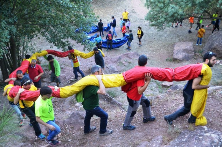 Pujada de la senyera, esmorzar i sardanes, la tradició de la Secció Sardanista per l’Onze de Setembre