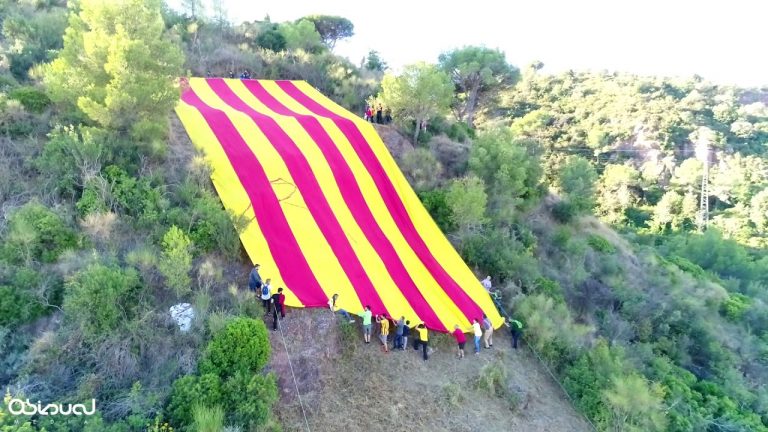 La senyera gegantina torna a presidir el cel de Martorell per 40è any consecutiu