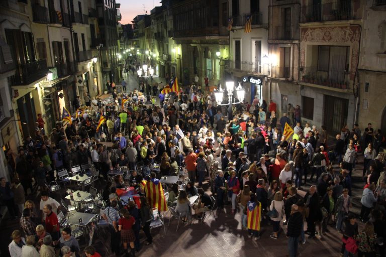 Centenars de martorellencs es concentren davant l’Ajuntament en suport a les institucions catalanes