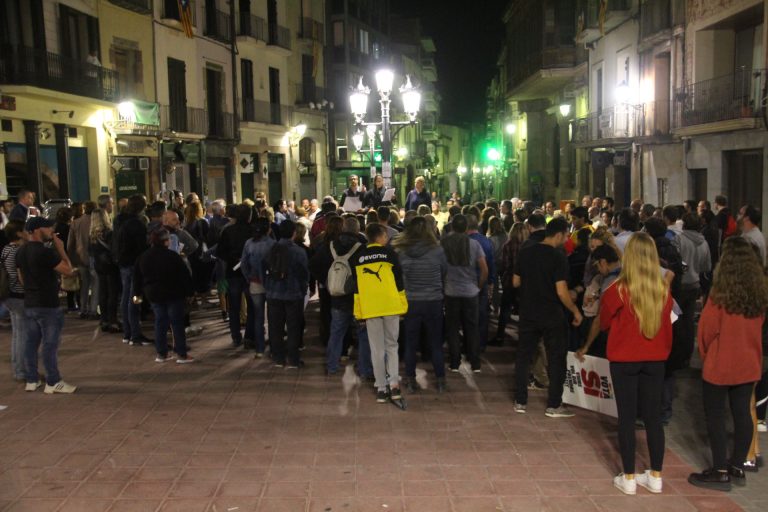 Unes 300 persones enganxen cartells pels carrers de Martorell en defensa del Referèndum