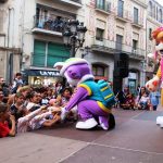 Personatges de dibuixos animats ajuden els botiguers de Fem Vila a recaptar aliments per Càritas