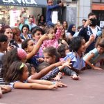 Personatges de dibuixos animats ajuden els botiguers de Fem Vila a recaptar aliments per Càritas