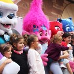 Personatges de dibuixos animats ajuden els botiguers de Fem Vila a recaptar aliments per Càritas