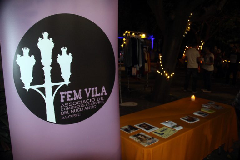 El primer Vila Market de l’associació Fem Vila porta centenars de persones als jardins de l’Enrajolada
