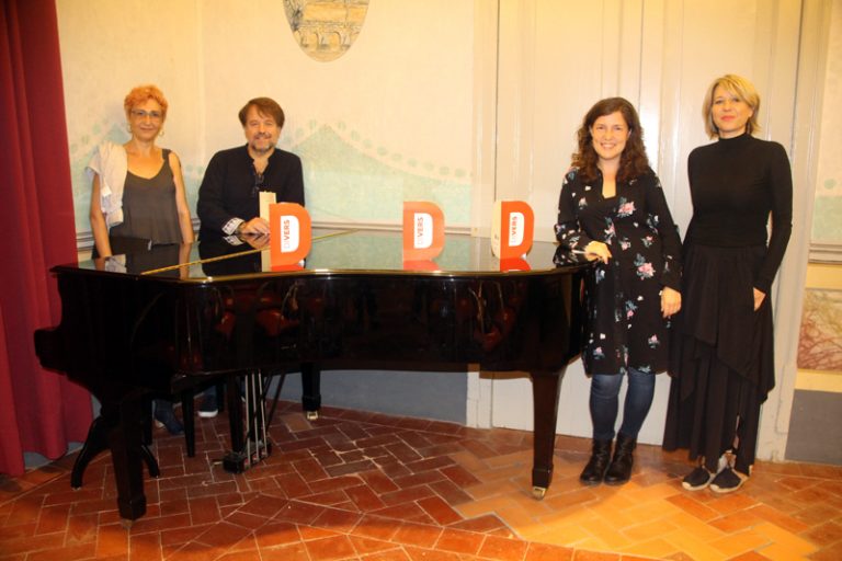 El festival de poesia DiVERS s’estrena amb quatre propostes que omplen Cal Nicolau