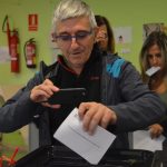 Votant al col·legi de la llar d'infant a Les Torretes