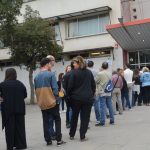 Cues per votar davant el Centre Cultural