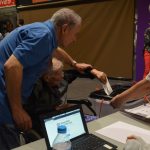 Votant al col·legi del Mercat Municipal de les Bòbiles