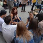 Ciutadans concentrats davant el col·legi del Mercat Municipal de les Bòbiles