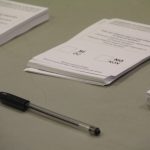 Paperetes i sobres al col·legi de l'Ajuntament, al carrer del Mur de La Vila