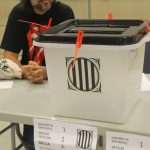 Urna al col·legi de l'Ajuntament, al carrer del Mur de La Vila