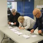 Votants al col·legi de l'Ajuntament, al carrer del Mur de La Vila