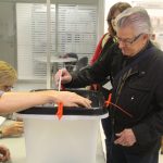 Votant al col·legi de l'Ajuntament, al carrer del Mur de La Vila