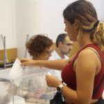 Votant al col·legi electoral de l'institut Martorell, a Can Carreras