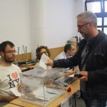 Votant al col·legi de l'institut Martorell, a Can Carreras