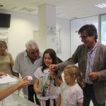 L'alcalde Fonollosa vota a l'edifici de l'Ajuntament del carrer del Mur.