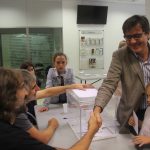 L'alcalde Fonollosa vota a l'edifici de l'Ajuntament del carrer del Mur.