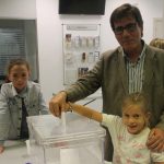 L'alcalde Fonollosa vota a l'edifici de l'Ajuntament del carrer del Mur.