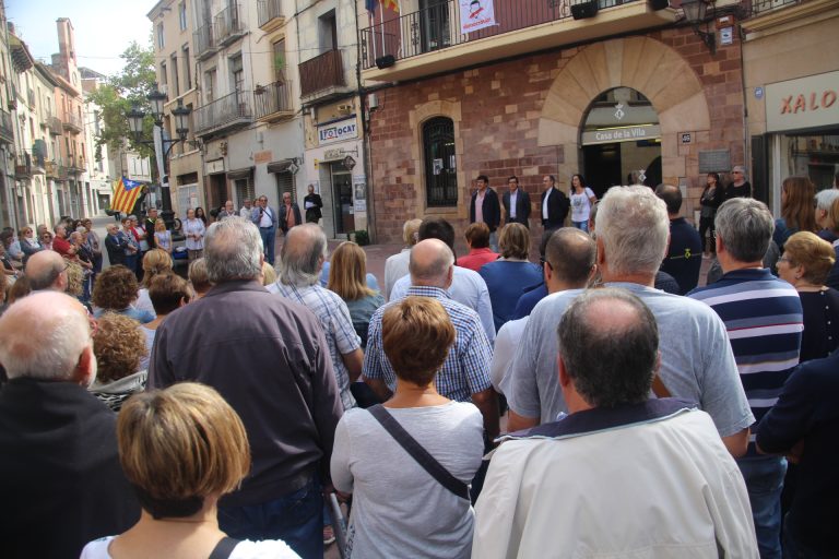 Unes 250 persones es concentren davant l’Ajuntament com a mostra de rebuig i denúncia a la violència del diumenge 1 d’octubre