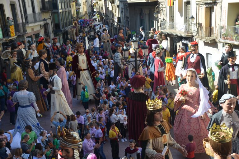 Una trentena de colles geganteres assisteixen al 25è aniversari del Diable i la Velleta, i al bateig del Diable Petit